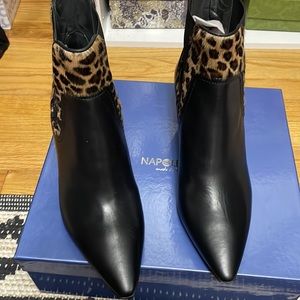 Black leather ankle bootie w/ leopard detail.